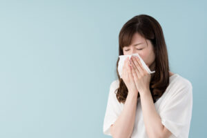 花粉症で目が痛い時の対処法｜症状をやわらげるためにできることを紹介