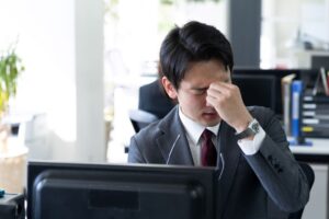 疲れ目と異なる眼精疲労とは？主な症状や起こる原因5つ・治し方を解説